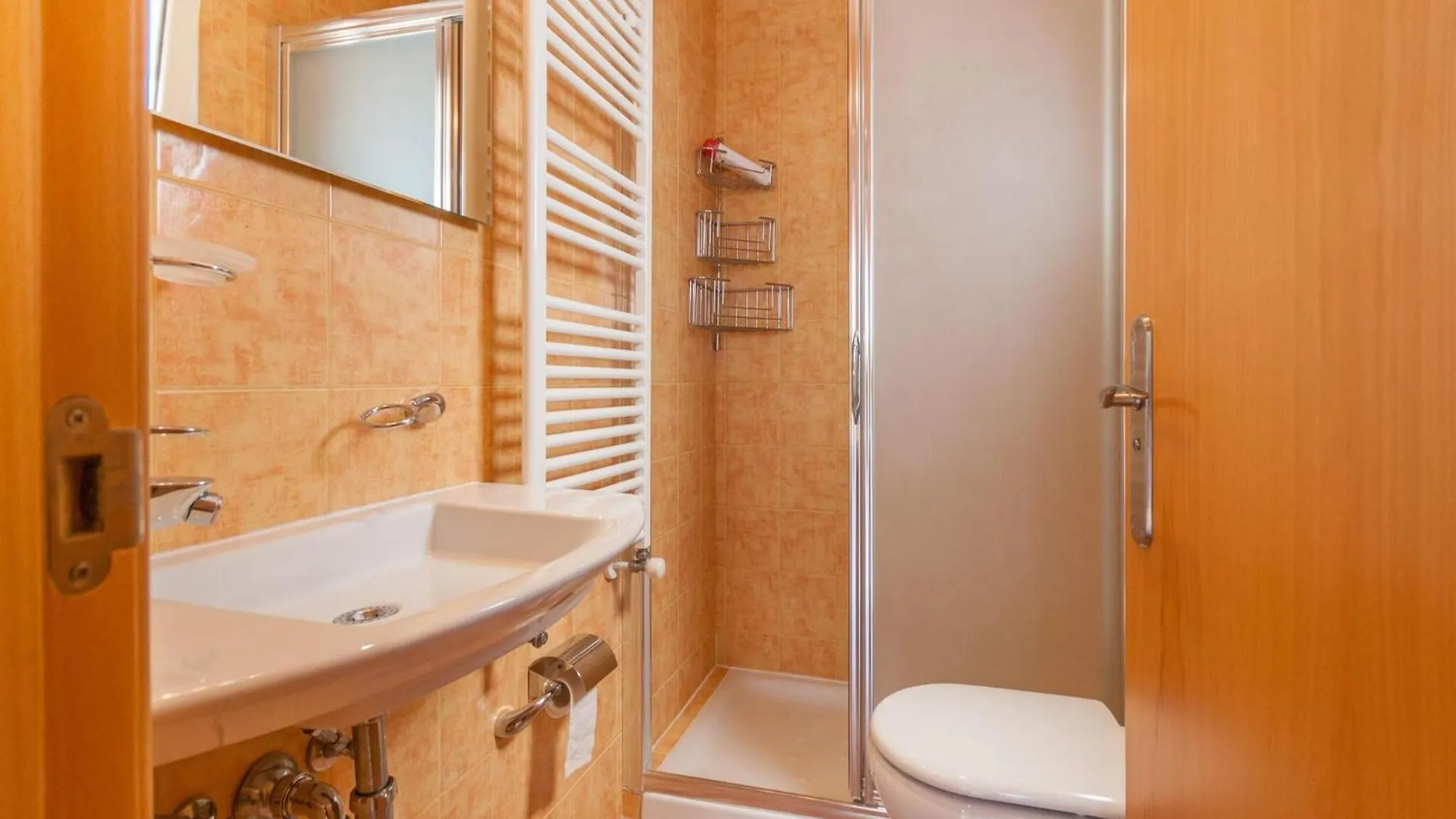 Modern Apartment In Roses With Swimming Pool Spanien