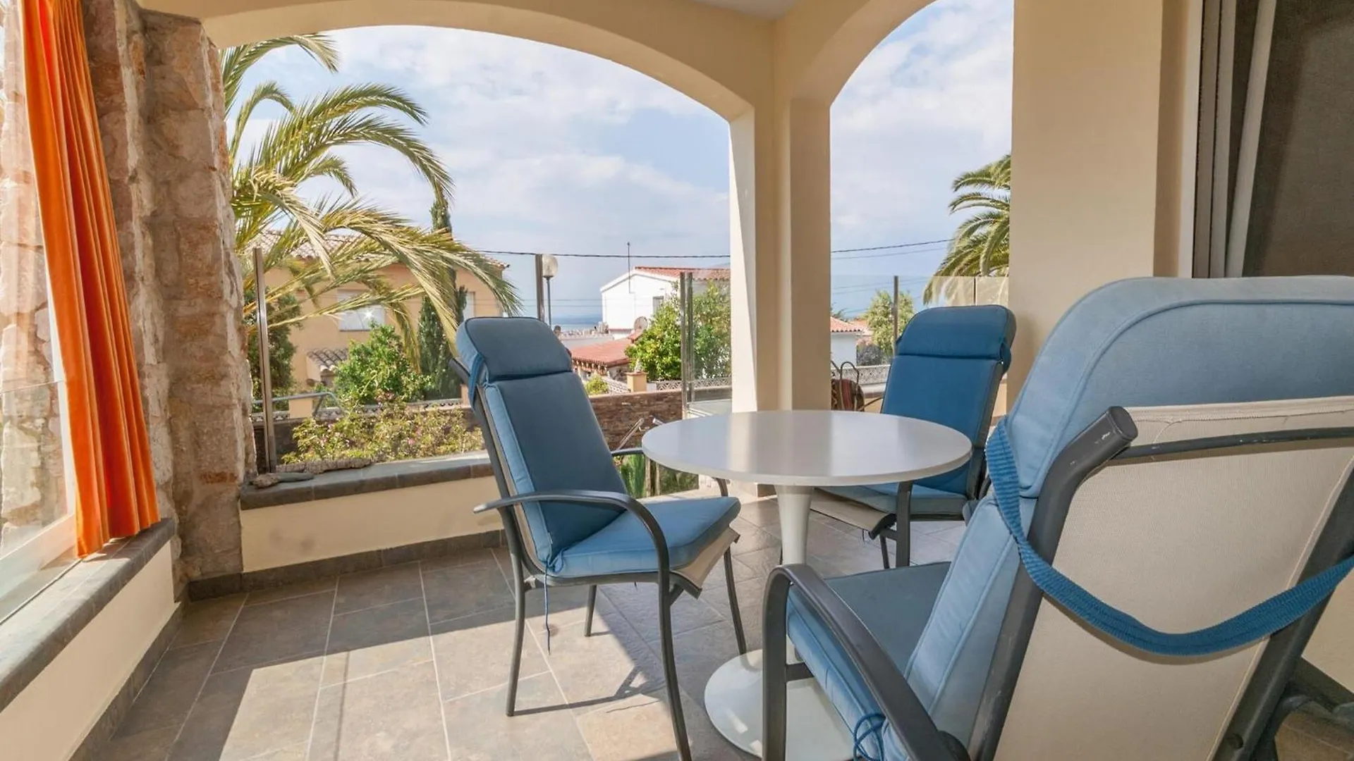 Modern Apartment In Roses With Swimming Pool Spanien