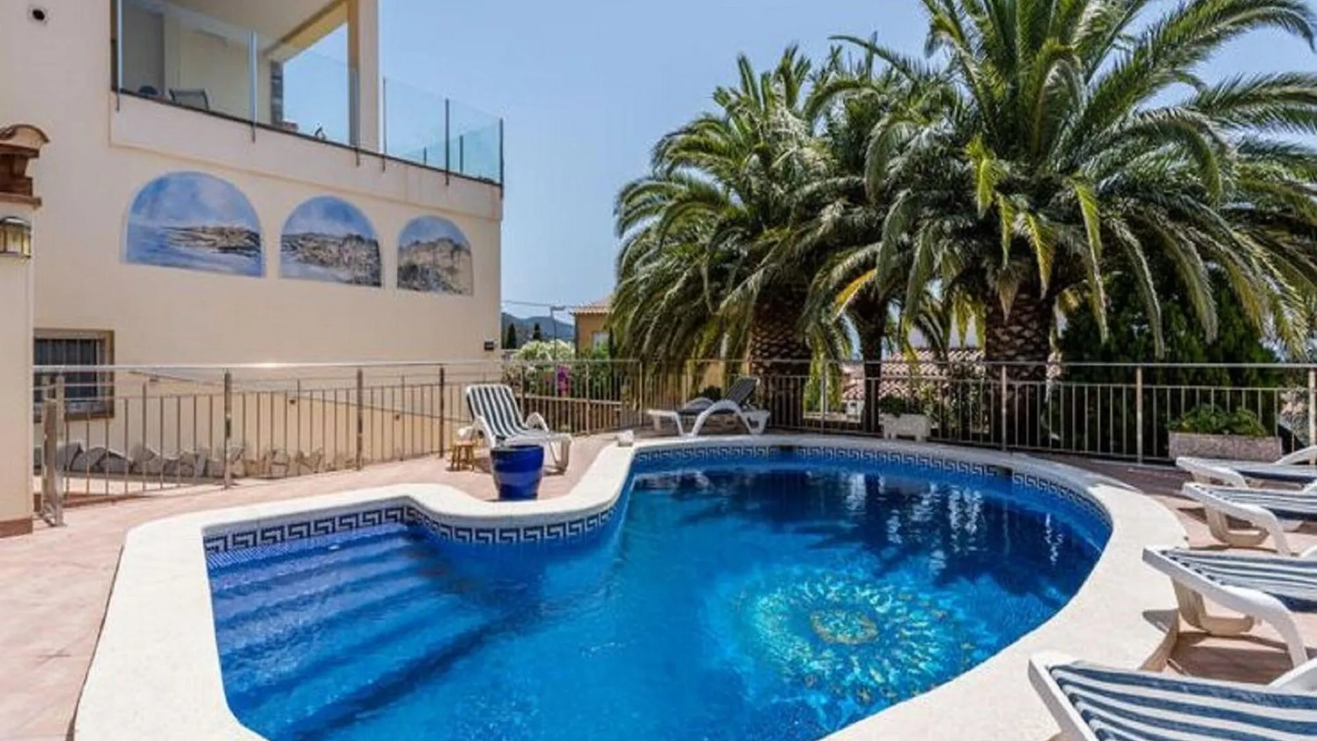 Modern Apartment In Roses With Swimming Pool Spanien