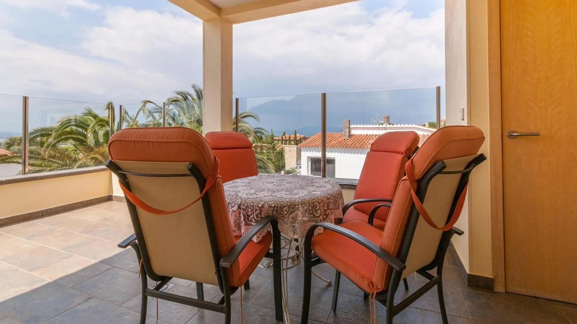 Modern Apartment In Roses With Swimming Pool Spanien