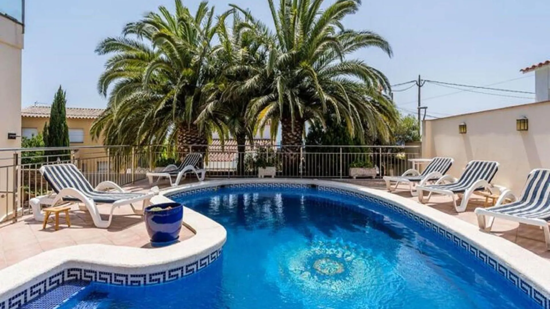 Modern Apartment In Roses With Swimming Pool España