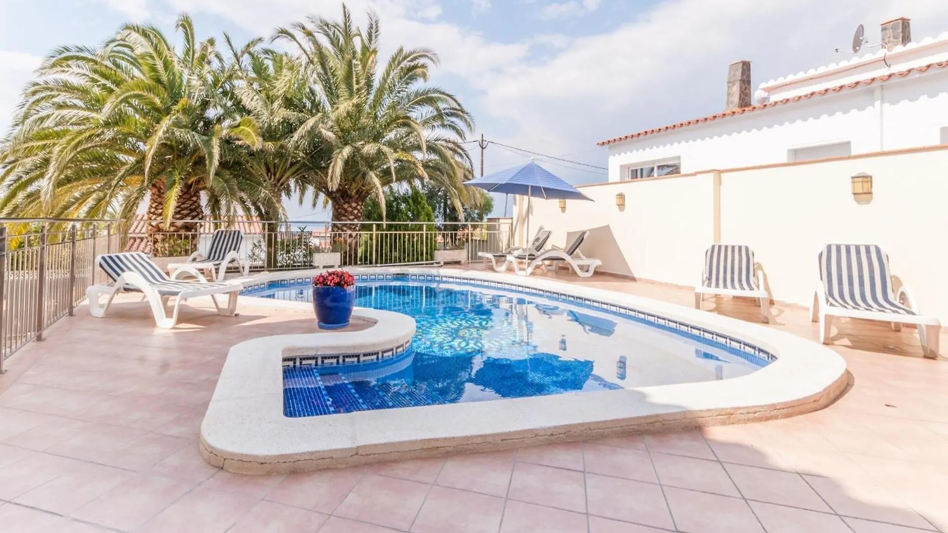 Modern Apartment In Roses With Swimming Pool